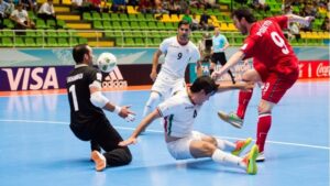 Luật chơi bóng đá Futsal cũng tương tự nhưng bóng đá thông thường